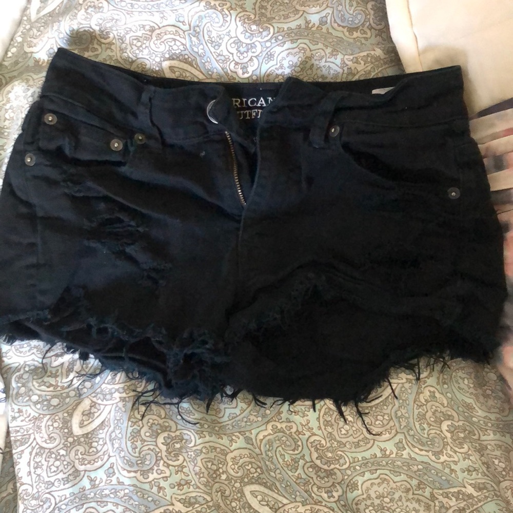 BLACK AMERICAN EAGLE RIPPED SHORTS